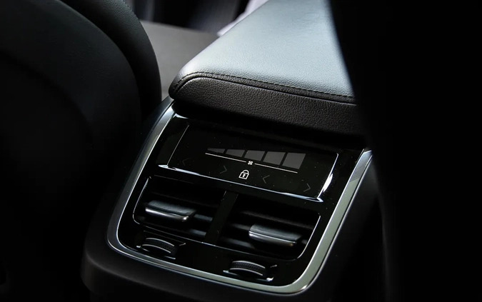 Volvo XC 60 cena 109899 przebieg: 221500, rok produkcji 2020 z Pobiedziska małe 781